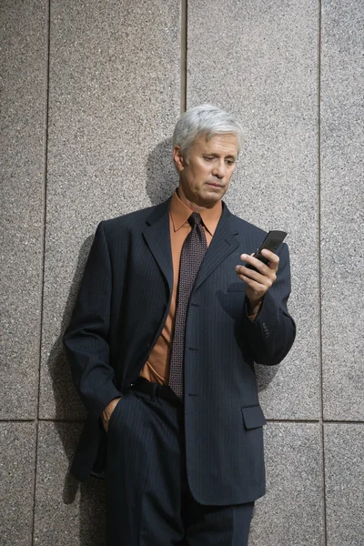Бизнесмен по мобильному телефону. — стоковое фото