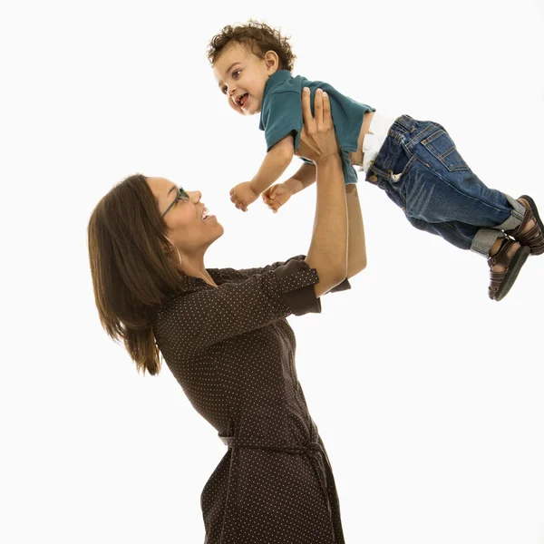 Mamá jugando con el bebé . — Foto de Stock