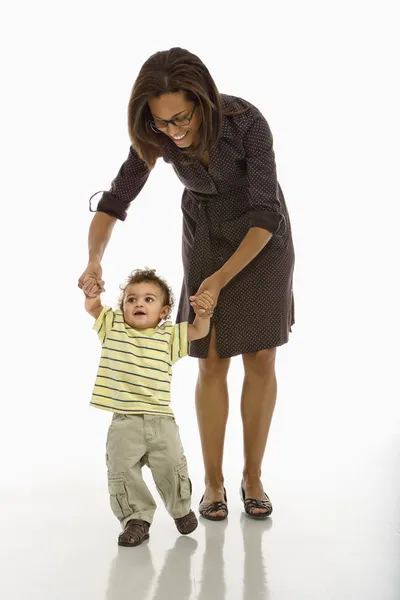 Bambino che cammina con mamma . — Foto Stock