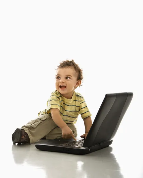 Bébé utilisant un ordinateur portable . — Photo