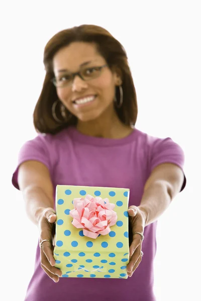 Γυναίκα παρουσίαση δώρο. — 图库照片