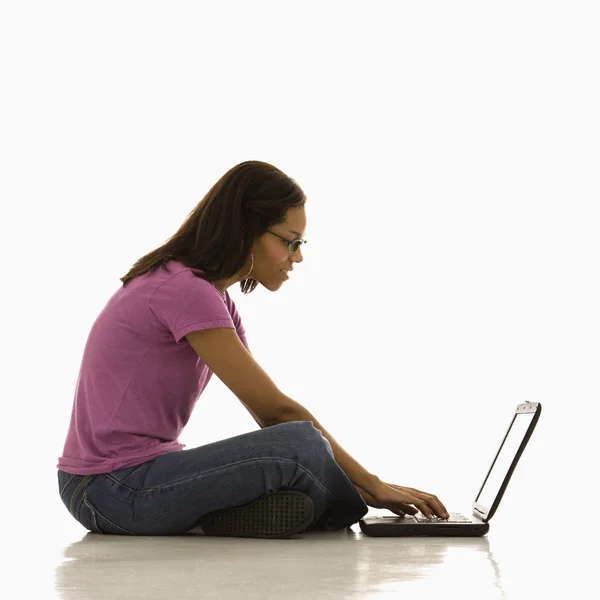 Frau benutzt Laptop. — Stockfoto