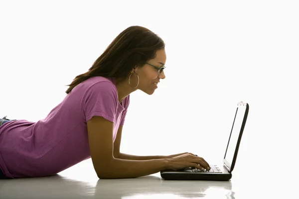 Kvinna med hjälp av dator. — Stockfoto