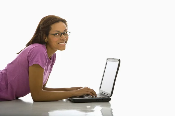 Mulher no laptop. — Fotografia de Stock