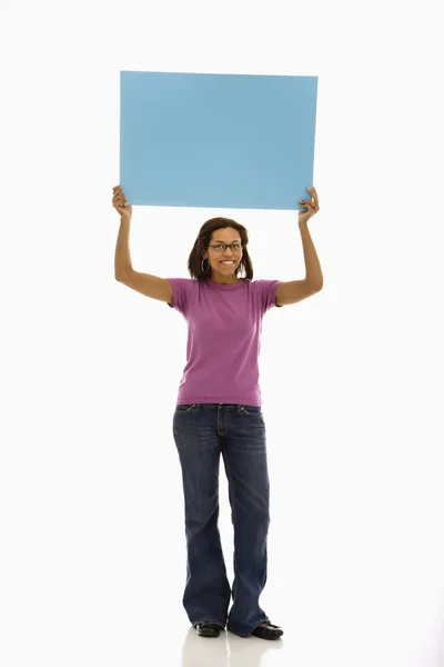 Kobieta trzymająca znak. — Zdjęcie stockowe