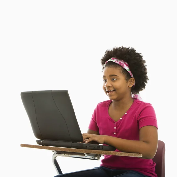 Školačka na laptop. — Stock fotografie