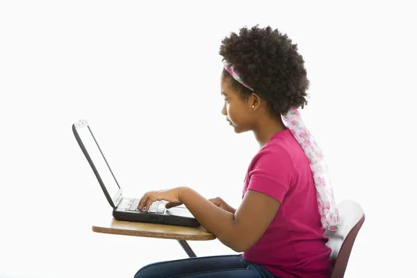 Schoolmeisje op laptop. — Stockfoto