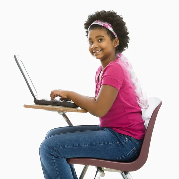 Iskoláslány-ra laptop. — Stock Fotó