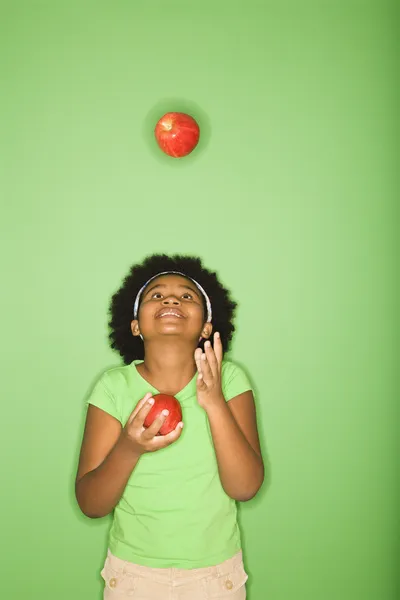 Chica malabarismo manzanas . —  Fotos de Stock