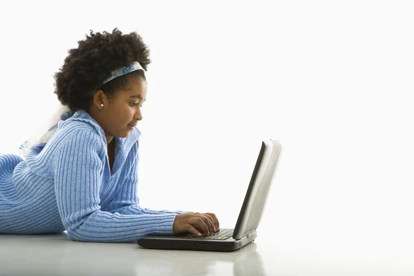 Κορίτσι στον υπολογιστή. — Φωτογραφία Αρχείου