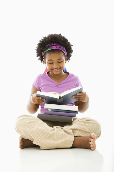 Mädchen liest Bücher. — Stockfoto