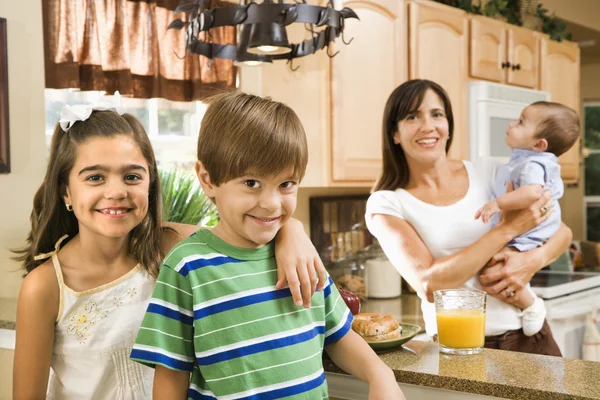 Familjen i köket. — Stockfoto