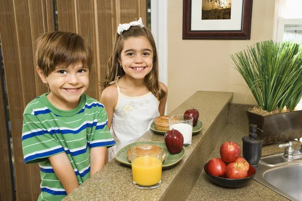 Dzieci jeść śniadanie. — Zdjęcie stockowe