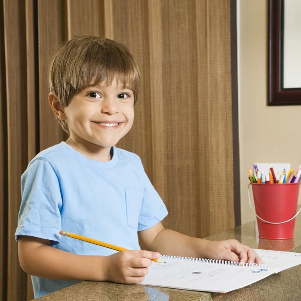 Chłopiec w odrabianiu prac domowych. — Zdjęcie stockowe