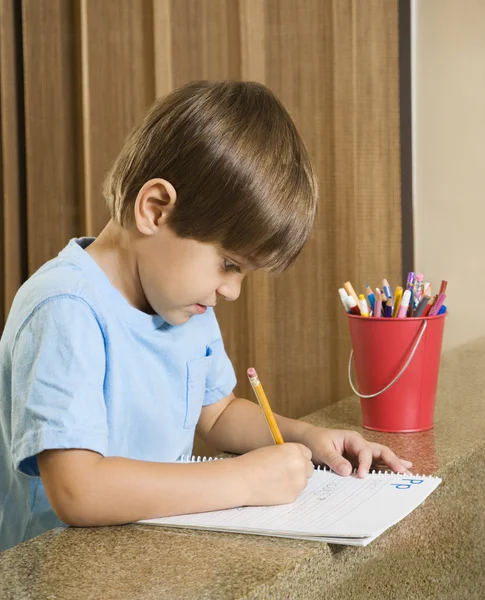 Chłopiec pisania. — Zdjęcie stockowe
