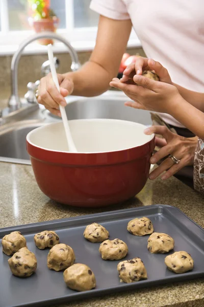 Att göra cookies. — Stockfoto