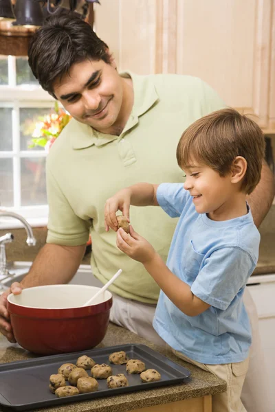 Tata i syn Dokonywanie ciasteczka. — Zdjęcie stockowe