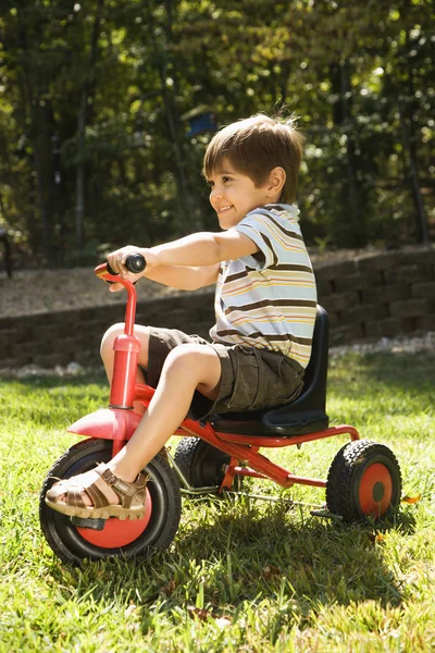 Junge fährt Dreirad. — Stockfoto