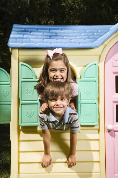 Kinderen in playhouse. — Stockfoto