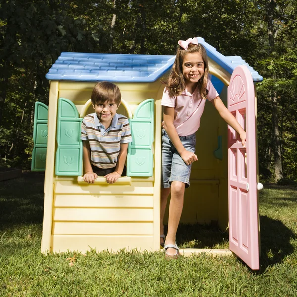 Niños en casa de juegos . —  Fotos de Stock