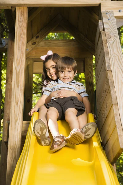 Crianças em slide . — Fotografia de Stock