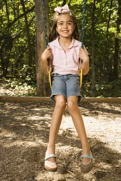 Chica balanceándose en swing. — Foto de Stock