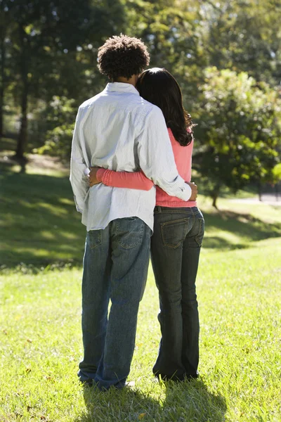 Koppel in park. — Stockfoto