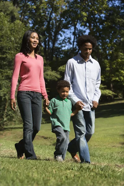 Familia en el parque. — Foto de Stock