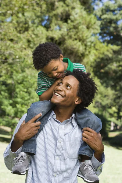 Pai e filho. — Fotografia de Stock