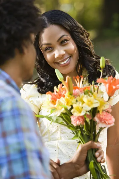 Žena dostává květiny. — Stock fotografie