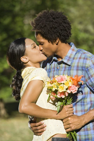 Couple kissing. — Stock Photo, Image