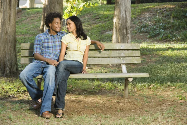 Para na ławce w parku. — Zdjęcie stockowe