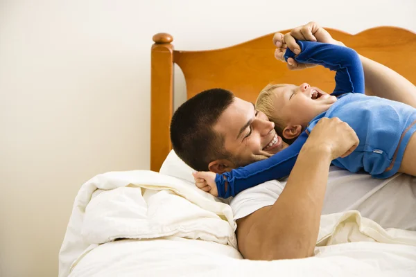 Otec lechtání dítě. — Stock fotografie
