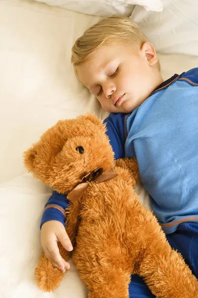 Baby schläft mit Bär. — Stockfoto