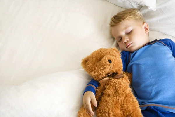 Kind schläft mit Bär. — Stockfoto
