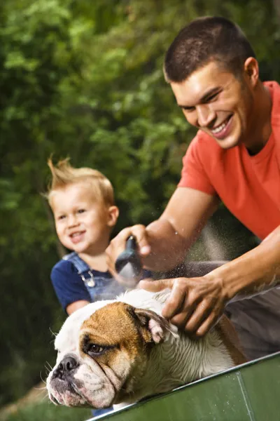 Family giving dog a bath. — 图库照片