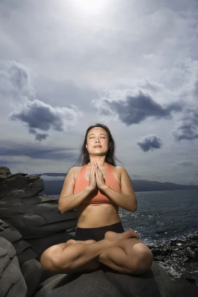 Mulher meditando — Fotografia de Stock
