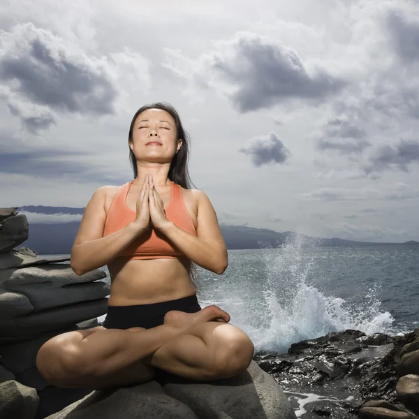 Woman practising yoga — Stock Photo, Image