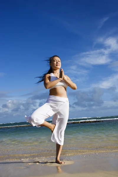 Femme faisant du yoga sur la plage — Photo