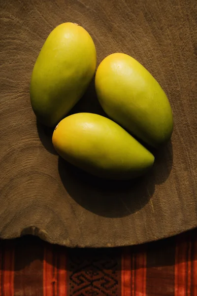 Trzy drewniane mango. — Zdjęcie stockowe