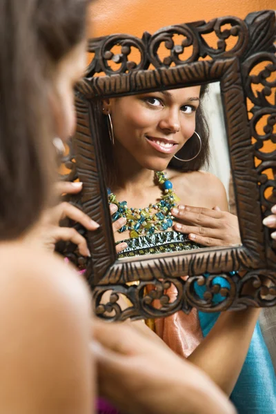 Vrouw in spiegel. — Stockfoto