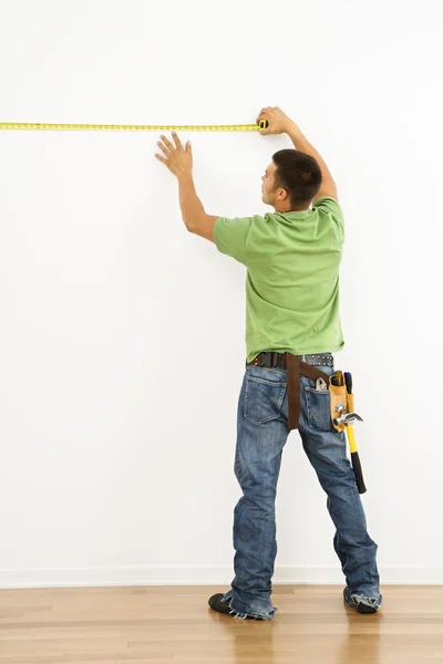 Man measuring wall. — Stock Photo, Image