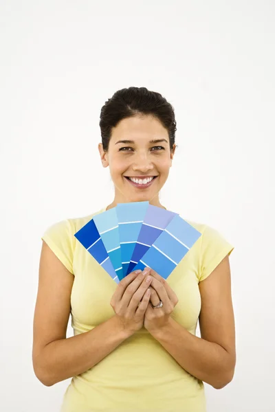 Mujer con muestras de pintura . — Foto de Stock