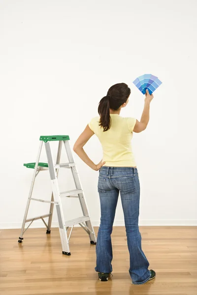 Mujer elegir color de pintura. — Foto de Stock