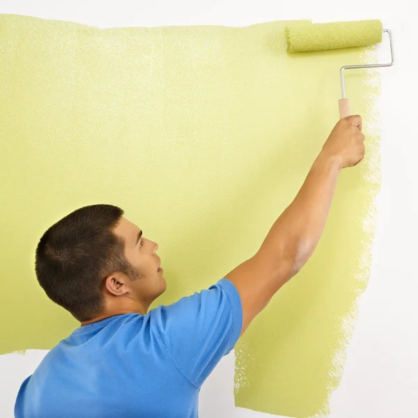 Hombre pintura pared . — Foto de Stock