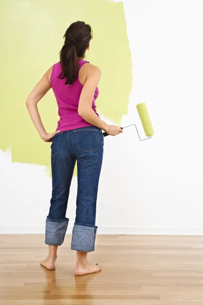Donna pittura a casa . — Foto Stock