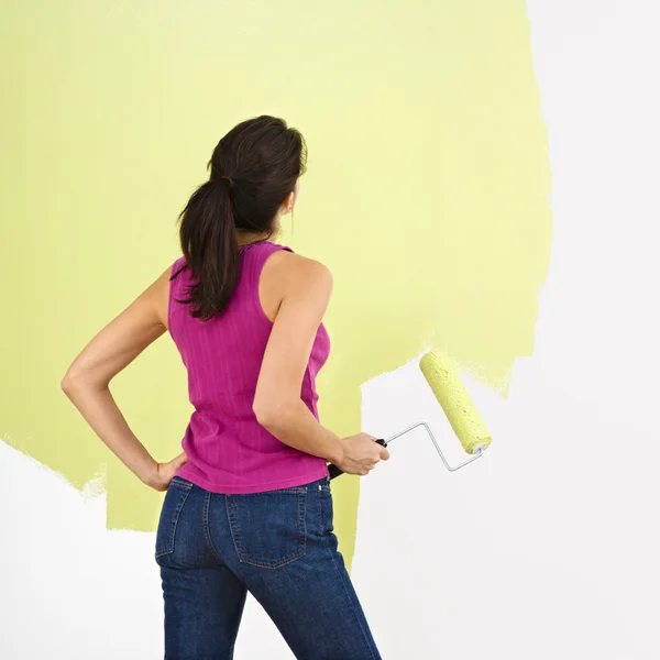 Žena malba stěna. — Stock fotografie