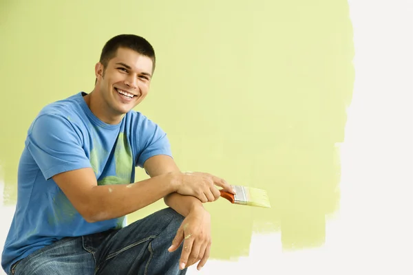 Sorrindo homem de pintura . — Fotografia de Stock