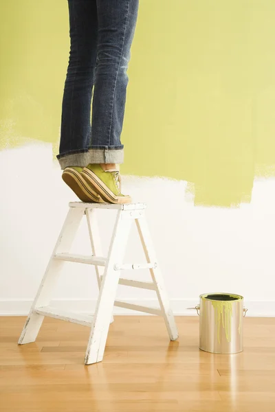 Žena na žebřík malba. — Stock fotografie