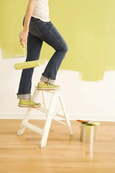 Pintora feminina na escada . — Fotografia de Stock